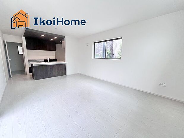 【キッチン】カウンターキッチンは開放的な雰囲気があり、リビングとダイニングが一体化した空間を作り出しています。