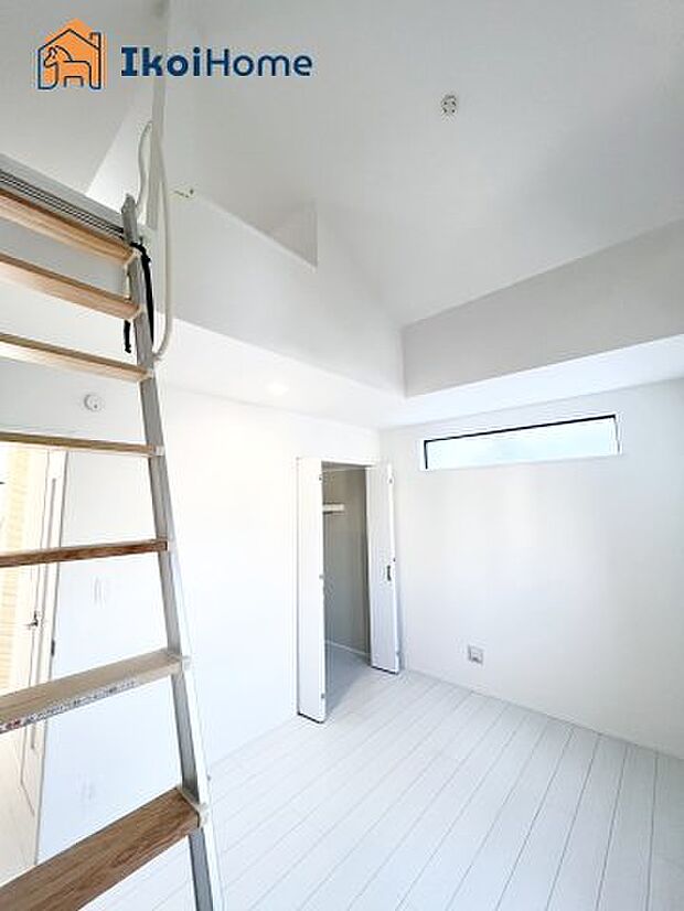 【ウォークインクローゼット】広いウォークインクローゼットはかさばりやすい衣類や大きな家電類も収納することができ、お部屋がスッキリとします。