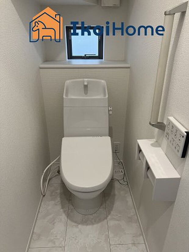 【トイレ】トイレには温水洗浄便座機能付きで、冬も便座が冷たくないので腰冷えを避けられます。