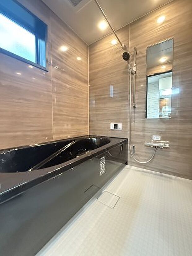 【お風呂】一般的な畳2枚分の浴室の広さになっています。お子様と一緒に入っても狭くありません。