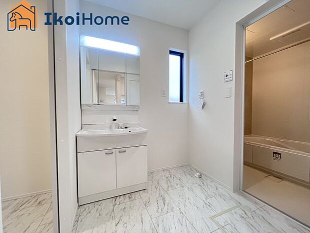 【洗面台】三面鏡で左右や後ろ髪のセットもしやすく、非常に便利です。また、鏡の後ろも収納ができるので、洗面周りもスッキリします。