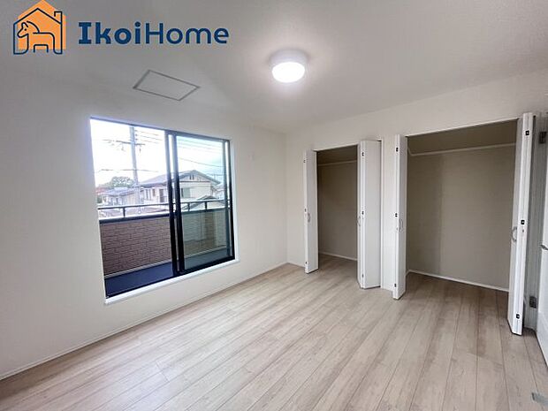 【クローゼット】広いクローゼットはかさばりやすい衣類や大きな家電類も収納することができ、お部屋がスッキリとします。。