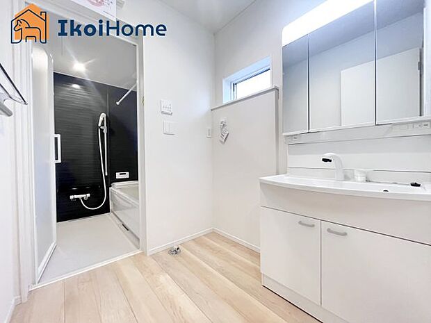 【洗面台】三面鏡で左右や後ろ髪のセットもしやすく、非常に便利です。また、鏡の後ろも収納ができるので、洗面周りもスッキリします。