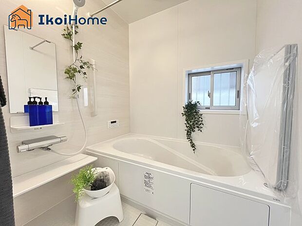 【風呂】◆同社施工例◆足を伸ばしてご入浴いただけるゆったりとした浴槽です。ベンチタイプで半身浴も可能です。