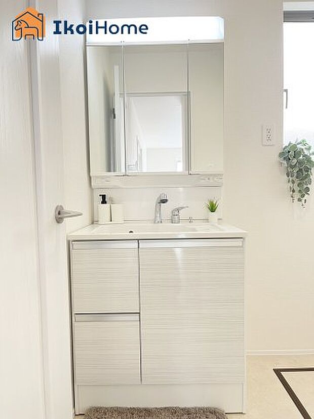 【洗面台】◆同社施工例◆三面鏡で左右や後ろ髪のセットもしやすく、非常に便利です。また、鏡の後ろも収納ができるので、洗面周りもスッキリします。