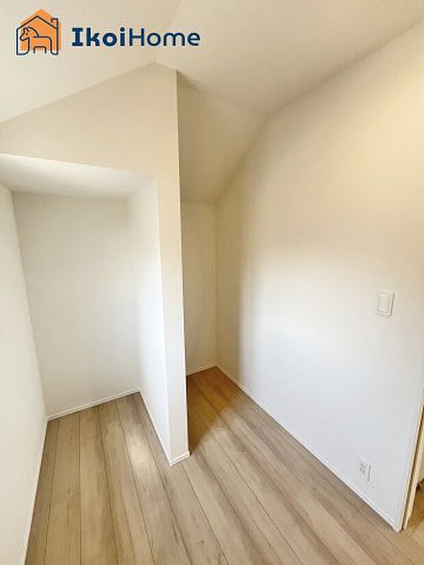 【ウォークインクローゼット】◆同社施工例◆あえて扉を付けないことにより解放感がありお部屋がより広く見えるほか、扉の開け閉めをしなくても衣類等を取り出せるので楽ちんです。