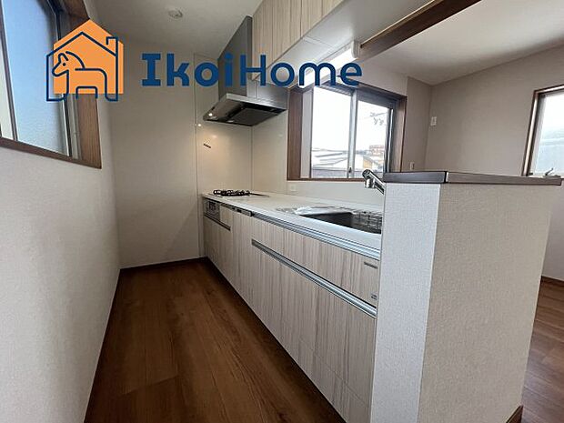 【キッチン】カウンターキッチンは開放的な雰囲気があり、リビングとダイニングが一体化した空間を作り出しています。