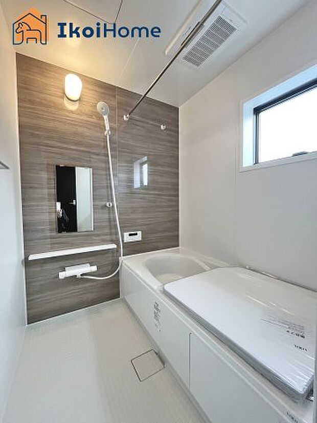 【風呂】◆同社施工例◆足を伸ばしてご入浴いただけるゆったりとした浴槽です。ベンチタイプで半身浴も可能です。