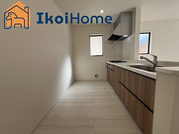 【キッチン】●施工例●カウンターキッチンは開放的な雰囲気があり、リビングとダイニングが一体化した空間を作り出しています。