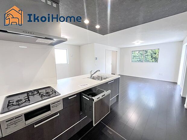 【キッチン】カウンターキッチンは開放的な雰囲気があり、リビングとダイニングが一体化した空間を作り出しています。