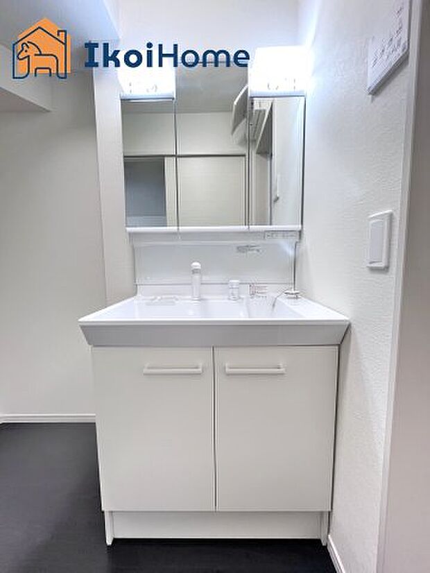 【洗面台】三面鏡で左右や後ろ髪のセットもしやすく、非常に便利です。また、鏡の後ろも収納ができるので、洗面周りもスッキリします。