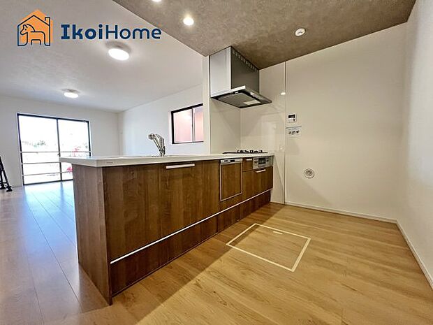 【キッチン】カウンターキッチンは開放的な雰囲気があり、リビングとダイニングが一体化した空間を作り出しています。