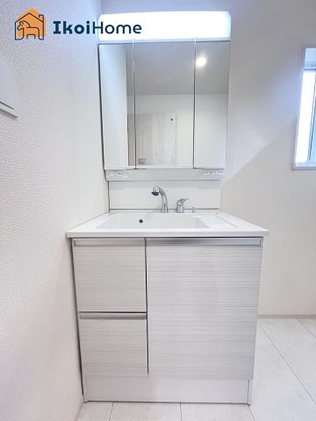 【洗面】三面鏡で左右や後ろ髪のセットもしやすく、非常に便利です。また、鏡の後ろも収納ができるので、洗面周りもスッキリします。