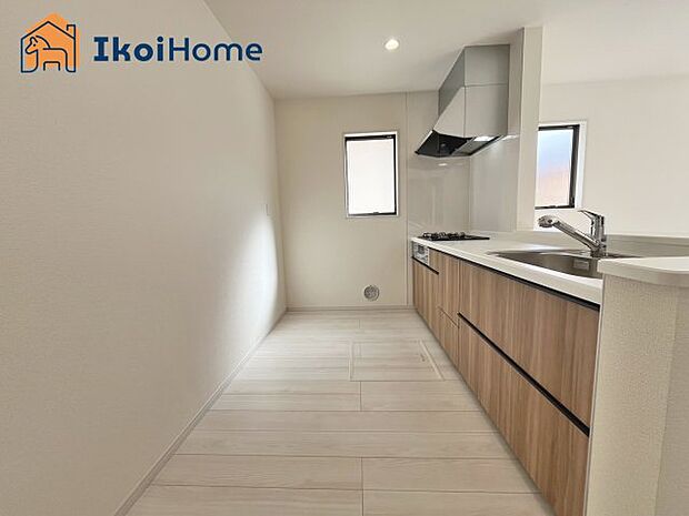 【キッチン】■施工例■カウンターキッチンは開放的な雰囲気があり、リビングとダイニングが一体化した空間を作り出しています。