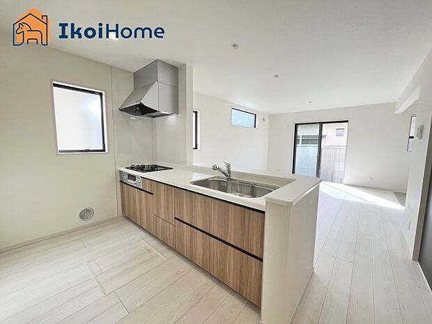 【キッチン】■施工例■カウンターキッチンは開放的な雰囲気があり、リビングとダイニングが一体化した空間を作り出しています。