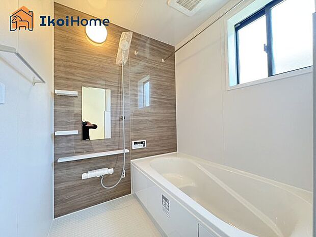 【風呂】◆同社施工例◆小窓があり換気良好の浴室です。清潔な空間を保てます。