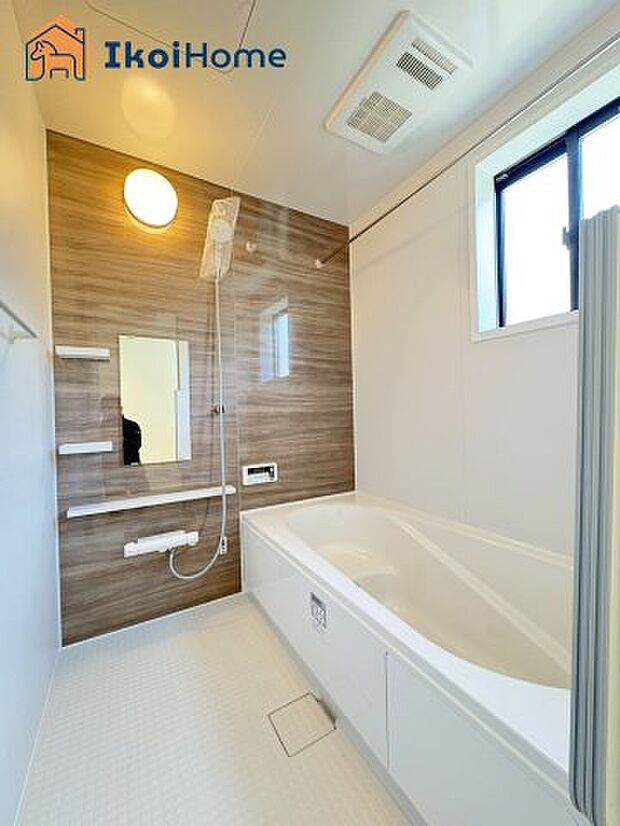 【風呂】◆同社施工例◆足を伸ばしてご入浴いただけるゆったりとした浴槽です。ベンチタイプで半身浴も可能です。