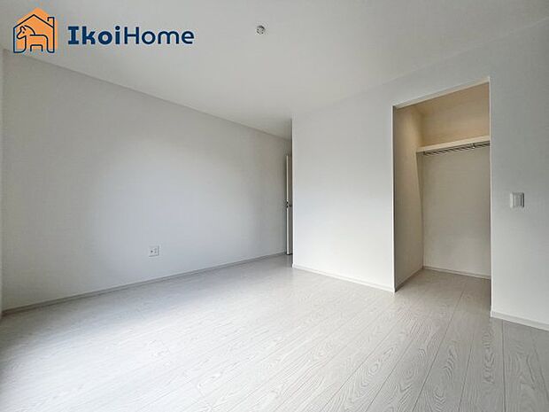 【ウォークインクローゼット】●施工事例●広いウォークインクローゼットはかさばりやすい衣類や大きな家電類も収納することができ、お部屋がスッキリとします。