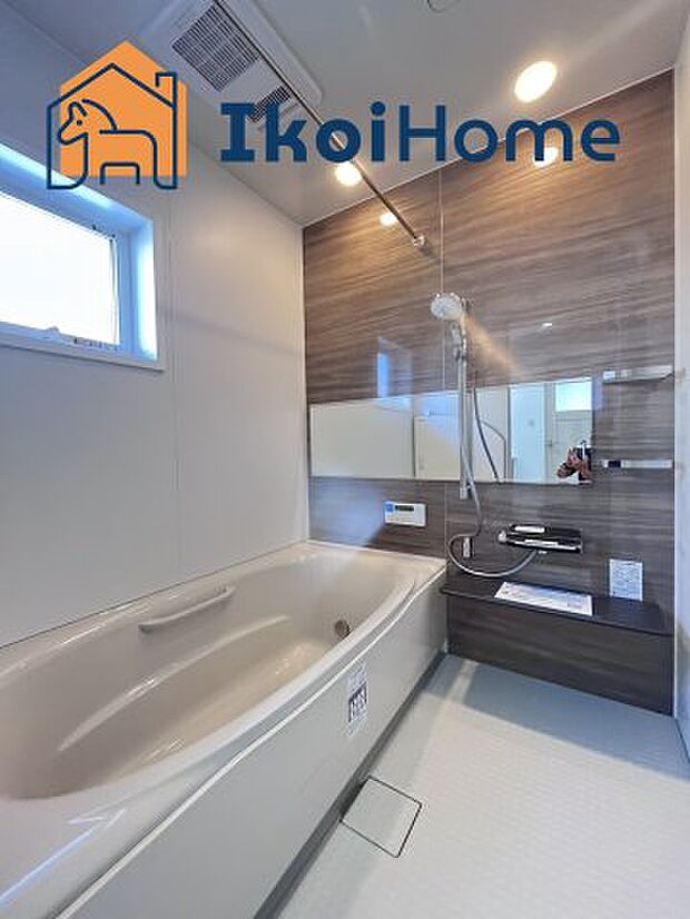 【お風呂】一般的な畳2枚分の浴室の広さになっています。お子様と一緒に入っても狭くありません。