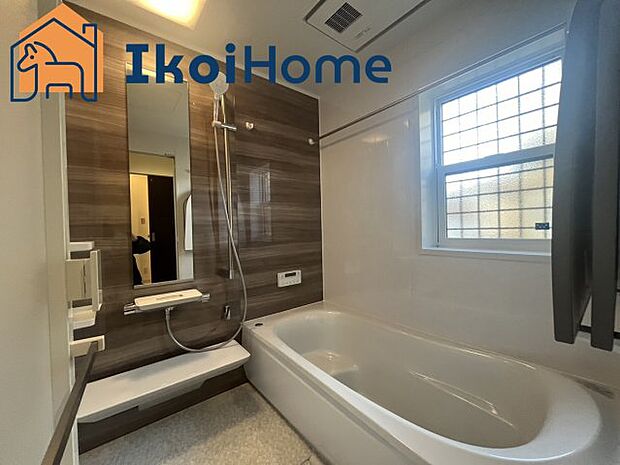 【風呂】◆同社施工例◆年中無休:当日予約可●小窓ございますので通気・換気良好です。清潔な空間を保てます