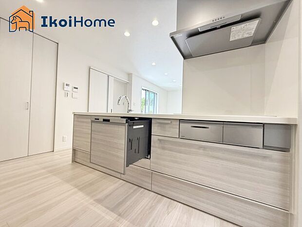 【キッチン】【施工例】カウンターキッチンは開放的な雰囲気があり、リビングとダイニングが一体化した空間を作り出しています。