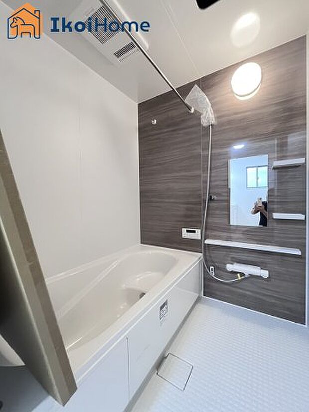 【お風呂】ゆっくりと半身浴ができるベンチ付きタイプの浴槽で、満水容量で約36Lの節水効果もあります。