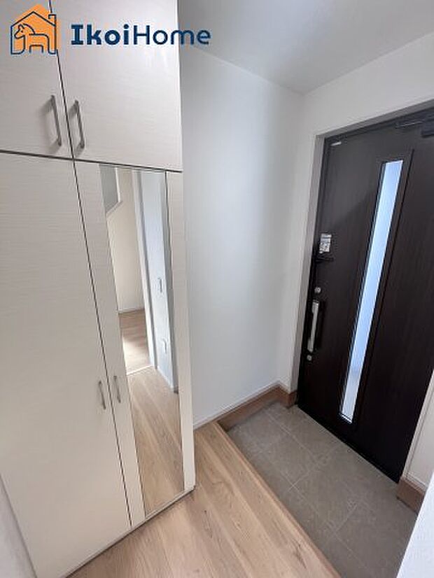 【シューズインクローゼット】鏡付きのシューズインクローゼットはお出かけ前に身だしなみをチェックすることができます。