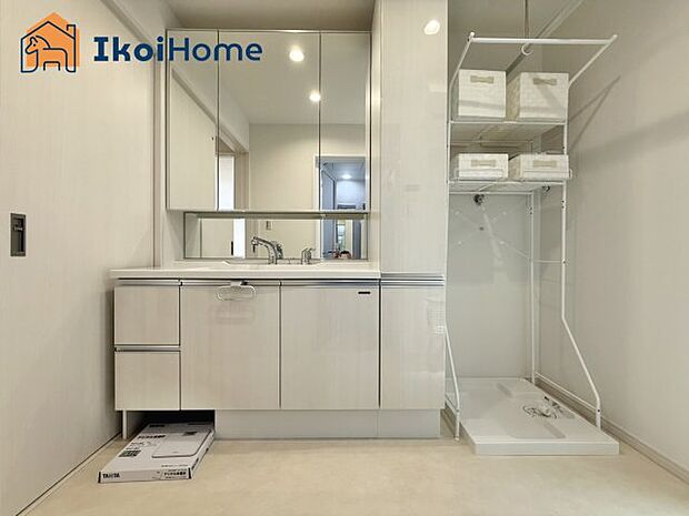 【洗面台】◆同社施工例◆三面鏡で左右や後ろ髪のセットもしやすく、非常に便利です。また、鏡の後ろも収納ができるので、洗面周りもスッキリします。