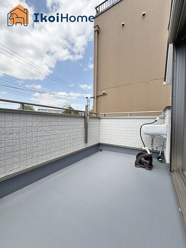 【バルコニー】◆同社施工例◆ゆったりとしていて広いので、たくさんのお洗濯物を干せるだけでなく、お子様との遊びスペースとしても利用できます。