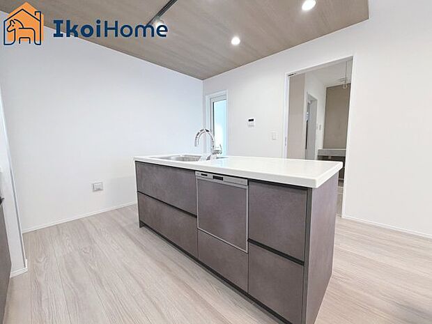 【キッチン】カウンターキッチンは開放的な雰囲気があり、リビングとダイニングが一体化した空間を作り出しています。