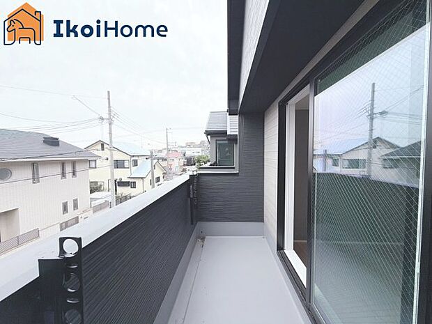 【バルコニー】日当たりも良く、周辺に建物もないため安心して干せるほか、しっかりと日に当てて乾かすことができるので気持ちがいいです。