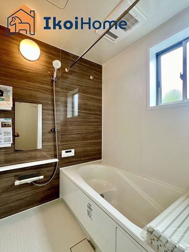 【お風呂】一般的な畳2枚分の浴室の広さになっています。お子様と一緒に入っても狭くありません。