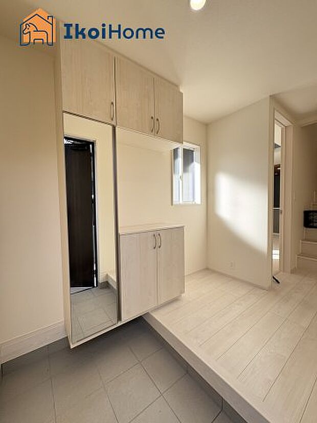 【シューズインクローゼット】鏡付きのシューズインクローゼットはお出かけ前に身だしなみをチェックすることができます。