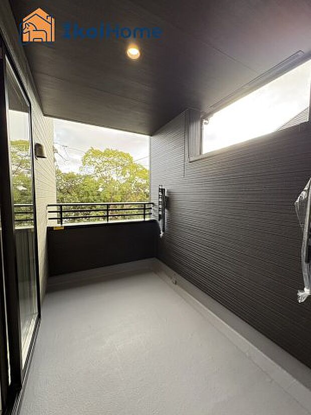 【バルコニー】屋根がついているので少しの雨なら濡れる心配もなく、外出時も急いで帰らなくても安心です。