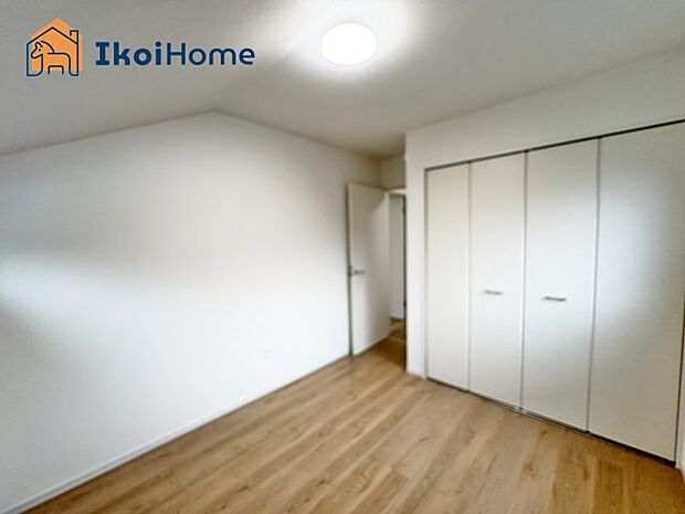 【ウォークインクローゼット】広いウォークインクローゼットはかさばりやすい衣類や大きな家電類も収納することができ、お部屋がスッキリとします。