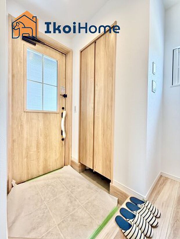 【玄関】【ホームページに現地動画掲載中】●年中無休:当日予約可●木目のかわいい色の玄関です。