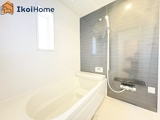 【お風呂】一般的な畳2枚分の浴室の広さになっています。お子様と一緒に入っても狭くありません。