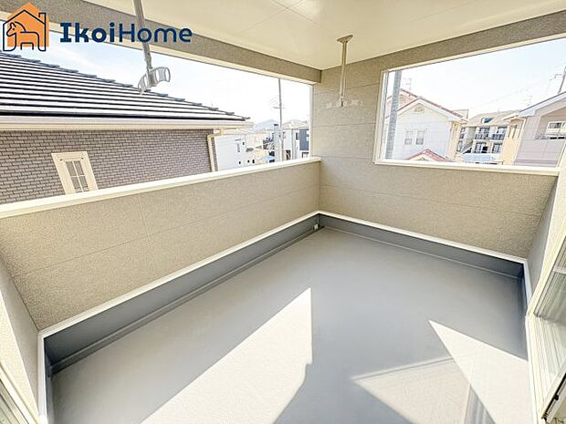 【バルコニー】屋根がついているので少しの雨なら濡れる心配もなく、外出時も急いで帰らなくても安心です。