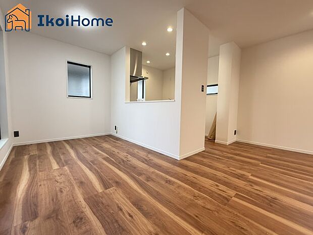 【居間・リビング】【ホームページに現地動画掲載中】●年中無休:当日予約可●カウンターキッチンからは室内が見渡せます。