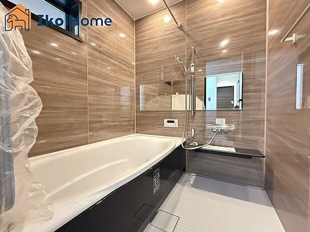 【お風呂】一般的な畳2枚分の浴室の広さになっています。お子様と一緒に入っても狭くありません。