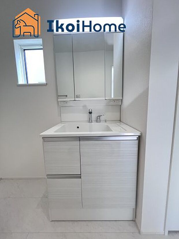 【洗面台】●施工事例●三面鏡で左右や後ろ髪のセットもしやすく、非常に便利です。また、鏡の後ろも収納ができるので、洗面周りもスッキリします。