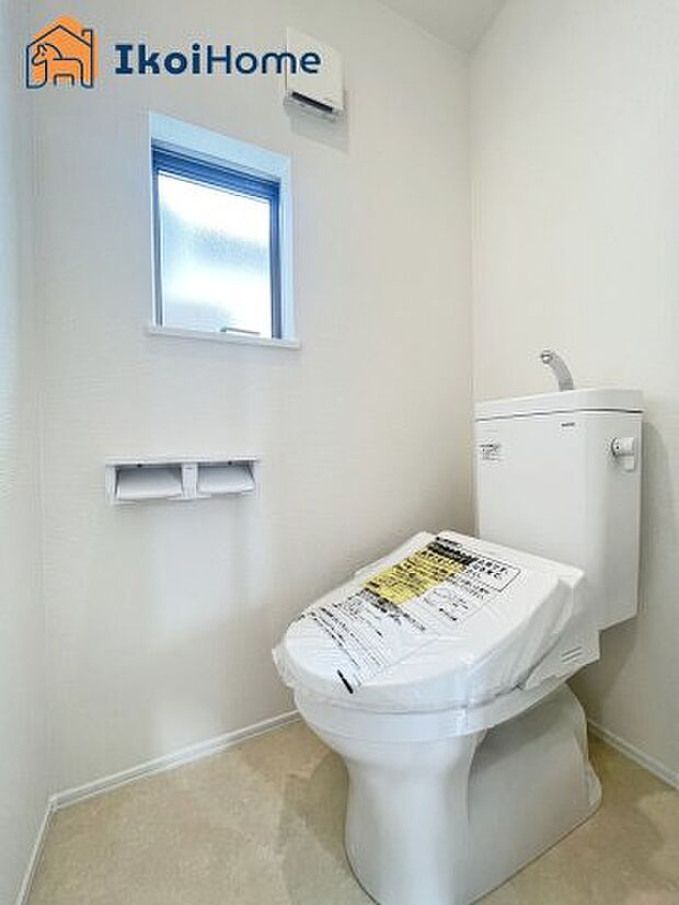 【トイレ】トイレには温水洗浄便座機能付きで、冬も便座が冷たくないので腰冷えを避けられます。