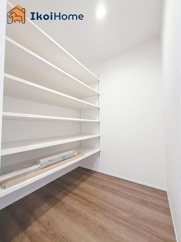 【ウォークインクローゼット】広いウォークインクローゼットはかさばりやすい衣類や大きな家電類も収納することができ、お部屋がスッキリとします。