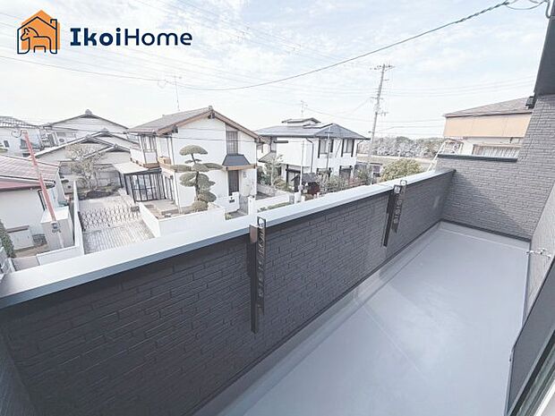 【バルコニー】屋根がないですがバルコニー屋根は約8万円から設置することも可能です。