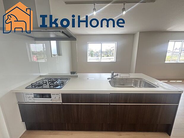 【キッチン】カウンターキッチンは開放的な雰囲気があり、リビングとダイニングが一体化した空間を作り出しています。