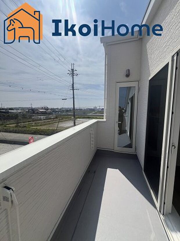 【バルコニー】屋根がないですがバルコニー屋根は約8万円から設置することも可能です。