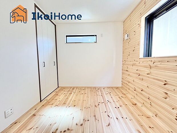 【内装】1F洋室は5.6帖洋室。5.8帖洋室、8帖洋室がございます。全室2面採光で明るいです。