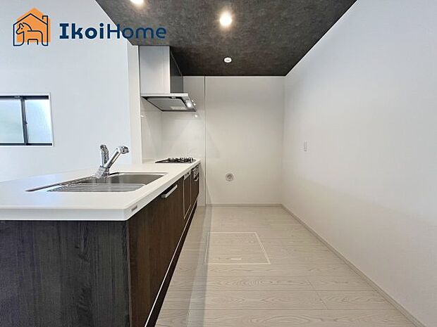 【キッチン】◆同社施工例◆キッチン同色カップボードご依頼を受けることが多いです。地震に強くスッキリとおしゃれです