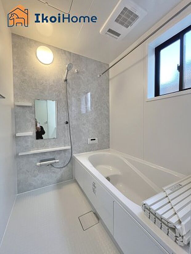 【風呂】◆同社施工例◆小窓があり換気良好の浴室です。清潔な空間を保てます。