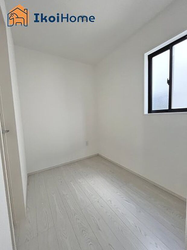 【ウォークインクローゼット】◆同社施工例◆広いウォークインクローゼットはかさばりやすい衣類や大きな家電類も収納することができ、お部屋がスッキリとします。